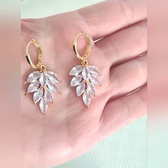 Gorgeous Gold Tone Flower Drop Crystal Dangle Earrings - Picture 4 of 10
